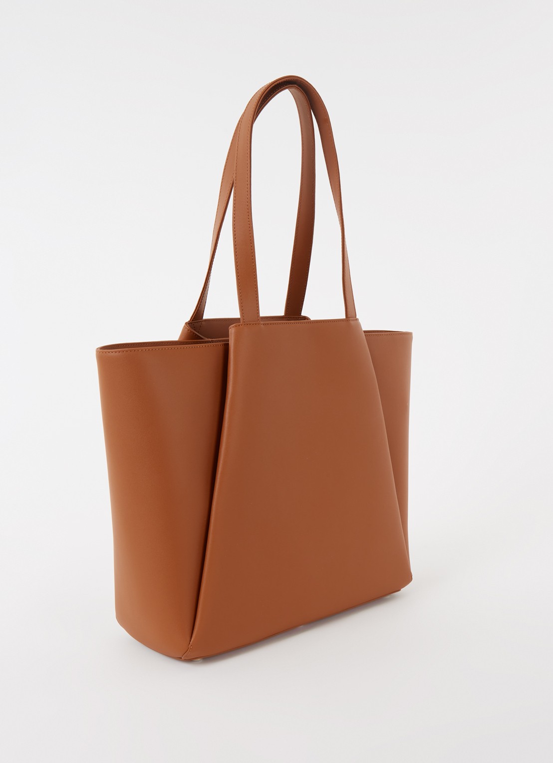 KAAI Pyramid schoudertas van leer met 15 inch laptopvak - achterkant 2 cognac