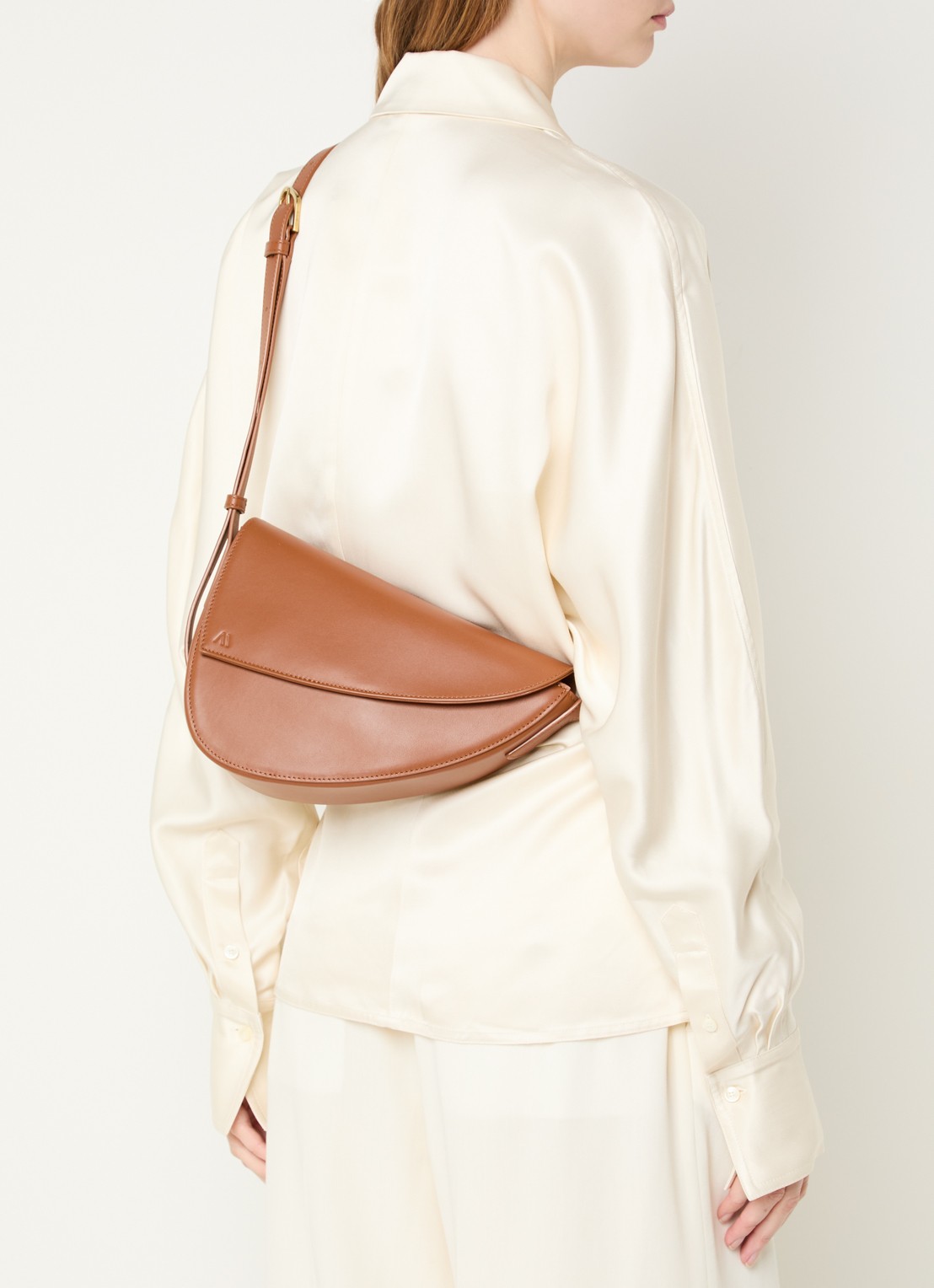 KAAI Rebel crossbodytas van leer - voorkant 2 cognac