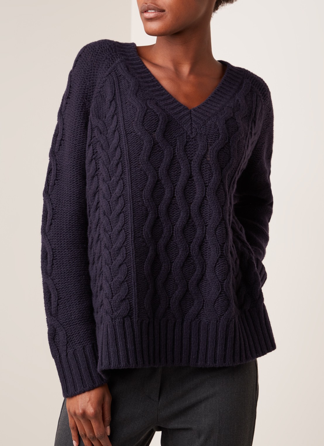 Kabelgebreide pullover van wol met V-hals - detail 4 donkerblauw