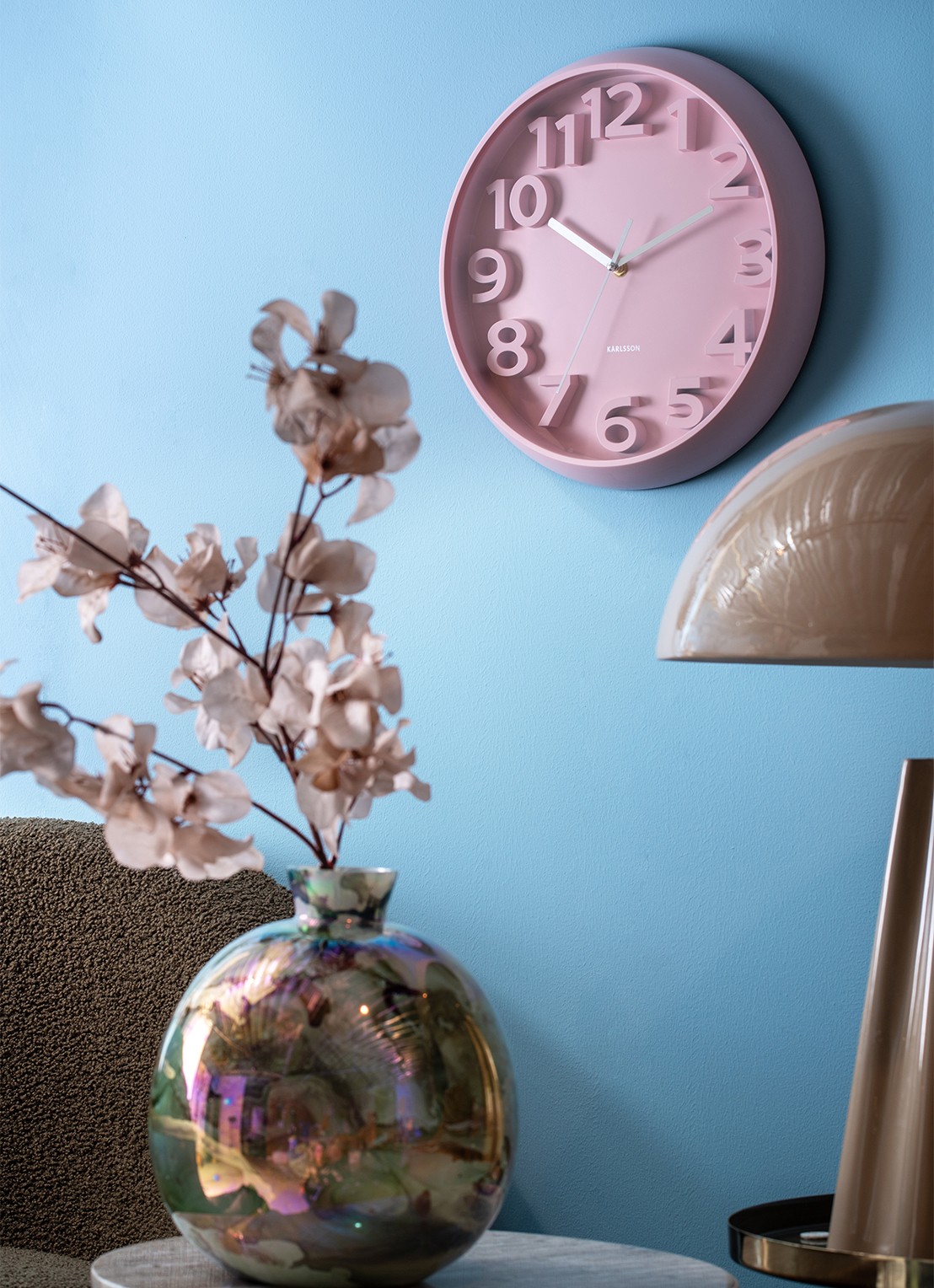 Karlsson Elevated Classic Numbers wandklok  - voorkant 2 roze