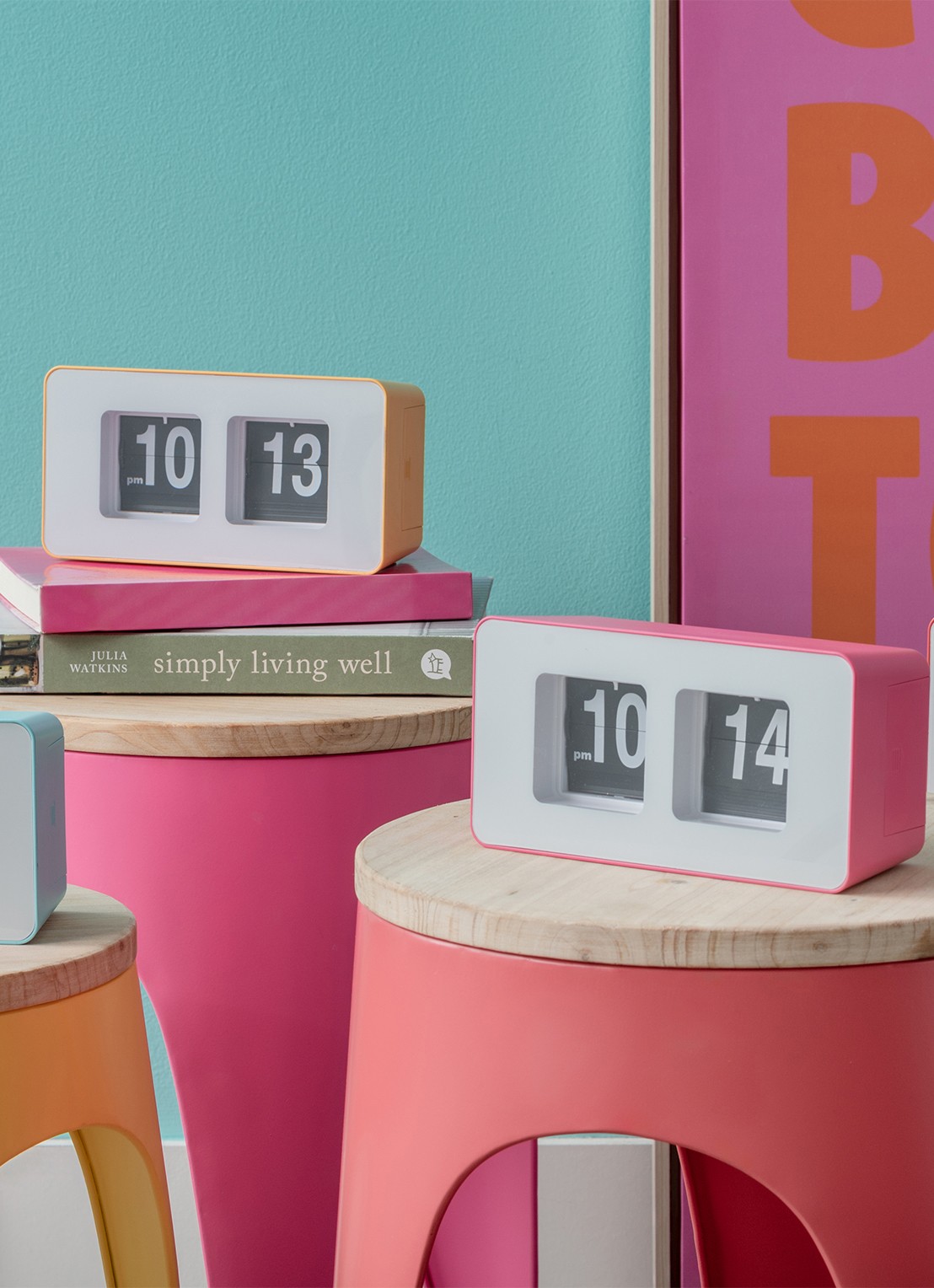 Karlsson Funky flip tafel- en wandklok - voorkant 5 geel