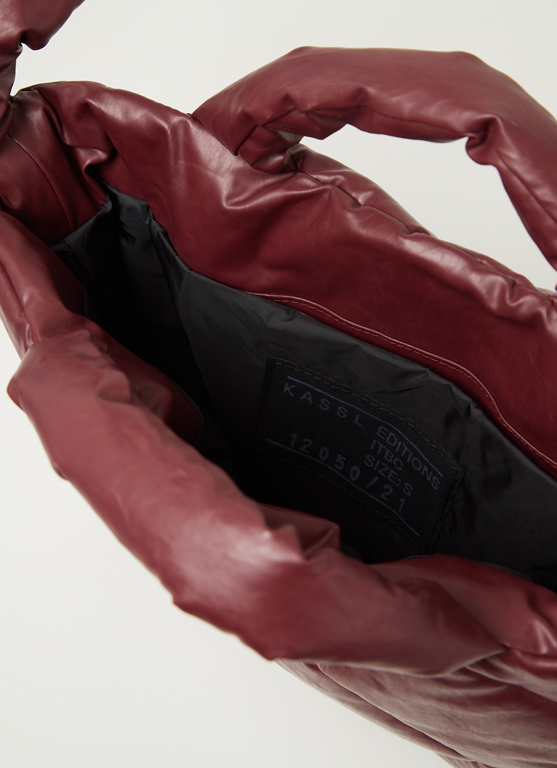 KASSL Editions Oil Small quilted schoudertas - detail 4 bordeauxrood