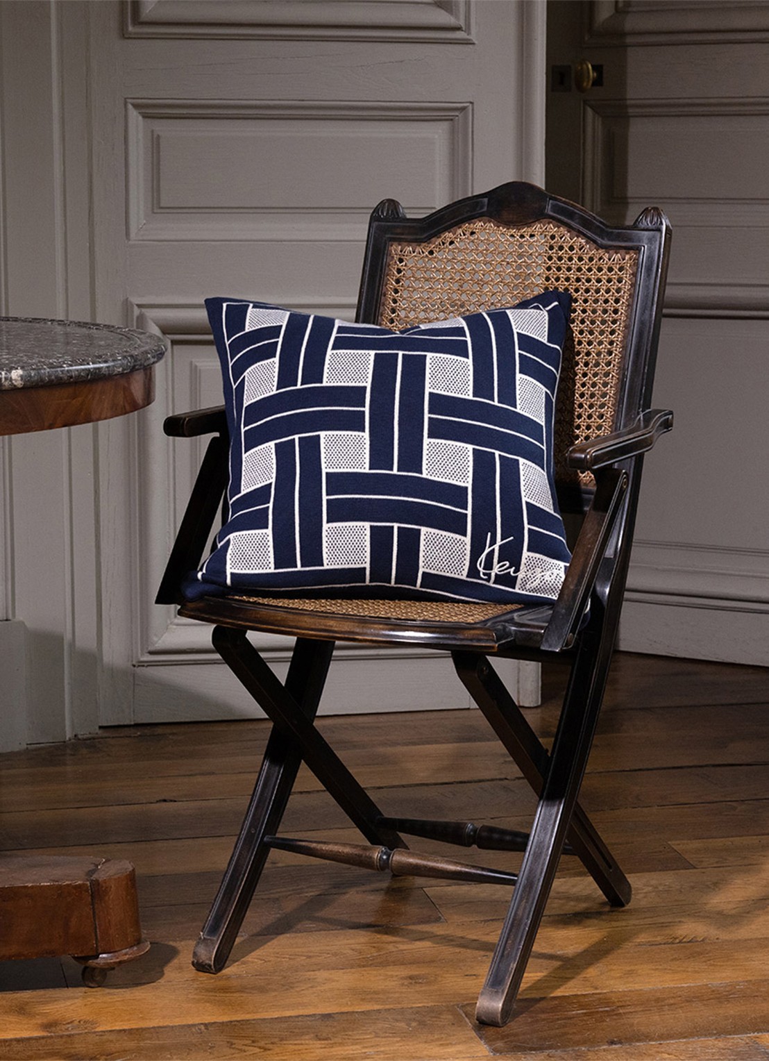 KENZO K Weave Sierkussen 45 x 45 cm - voorkant 2 donkerblauw