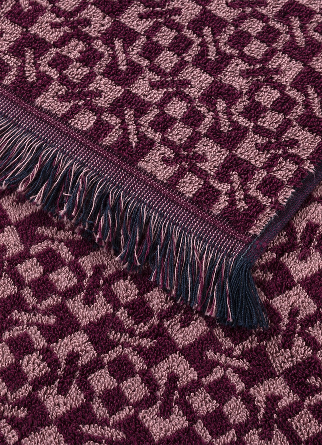 KENZO Kenzoka badhanddoek 90 x 150 cm - detail aubergine