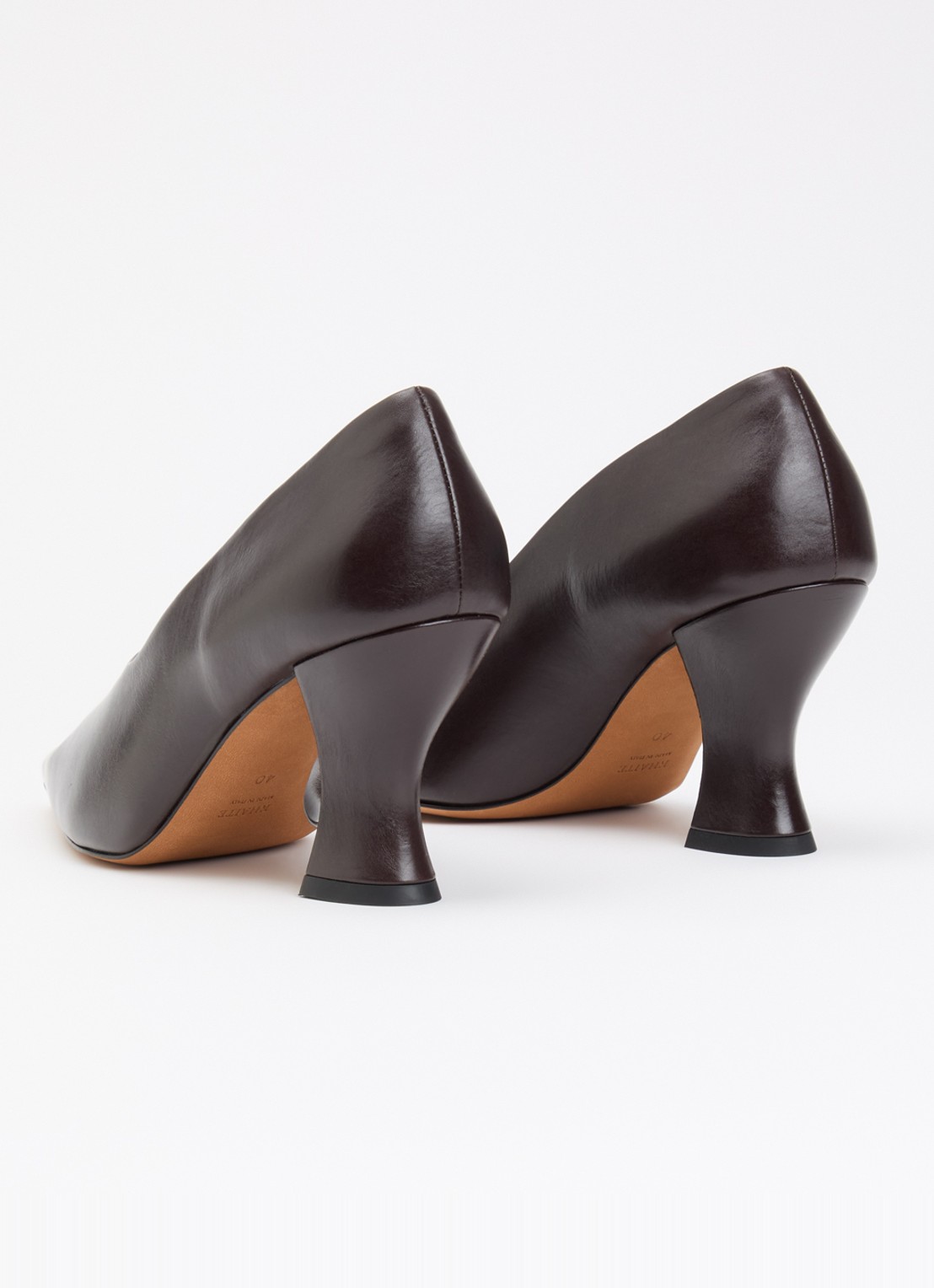 Khaite Colleen pump van kalfsleer - achterkant chocoladebruin
