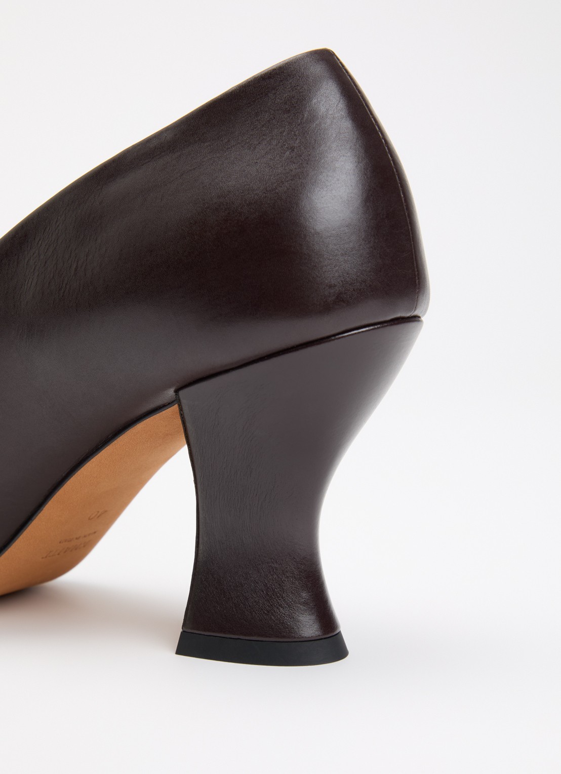 Khaite Colleen pump van kalfsleer - detail 5 chocoladebruin