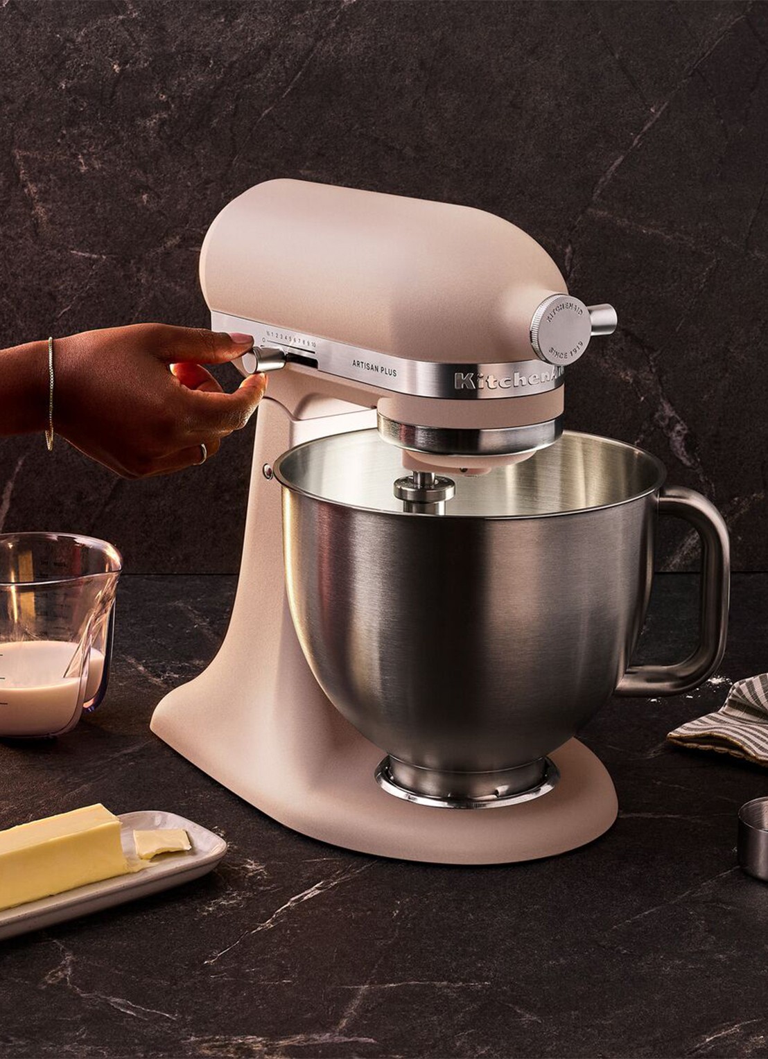 KitchenAid Artisan Plus keukenmachine met kantelbare kop 4,7 liter - voorkant 5 feather pink