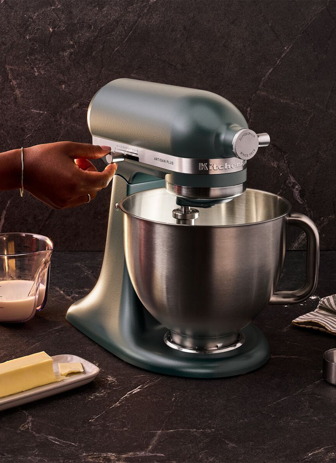 KitchenAid Artisan Plus keukenmachine met kantelbare kop 4,7 liter - voorkant 4 juniper