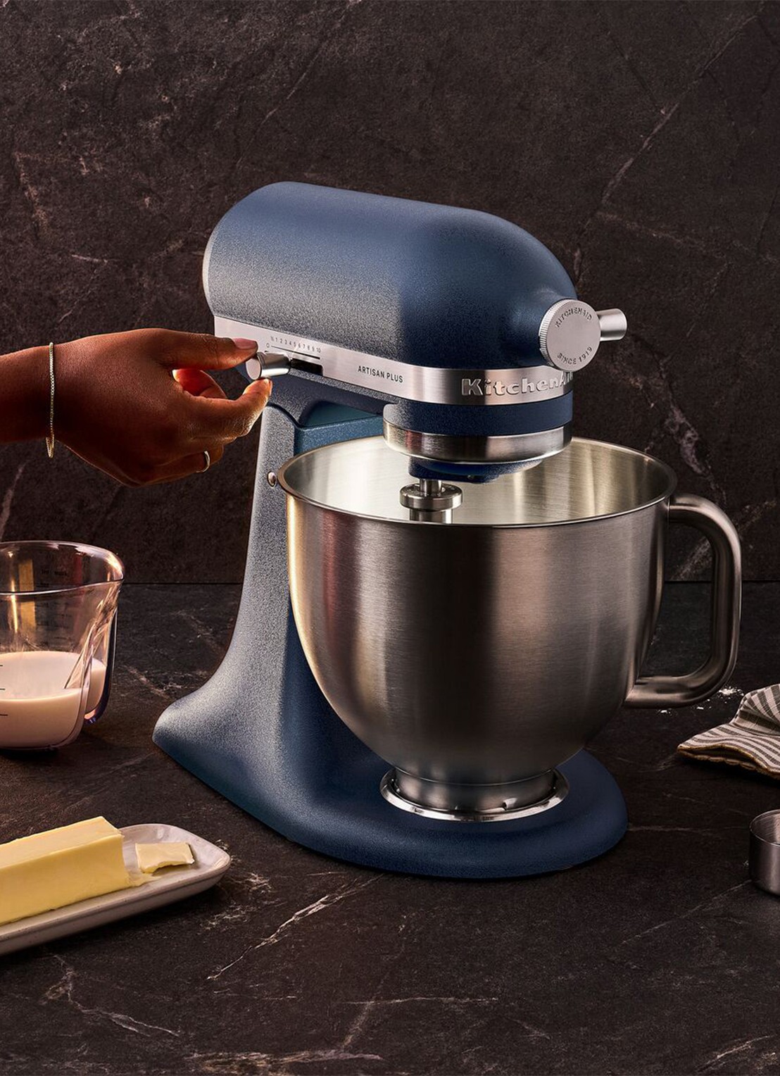 KitchenAid Artisan Plus keukenmachine met kantelbare kop 4,7 liter - voorkant 4 wild blueberry
