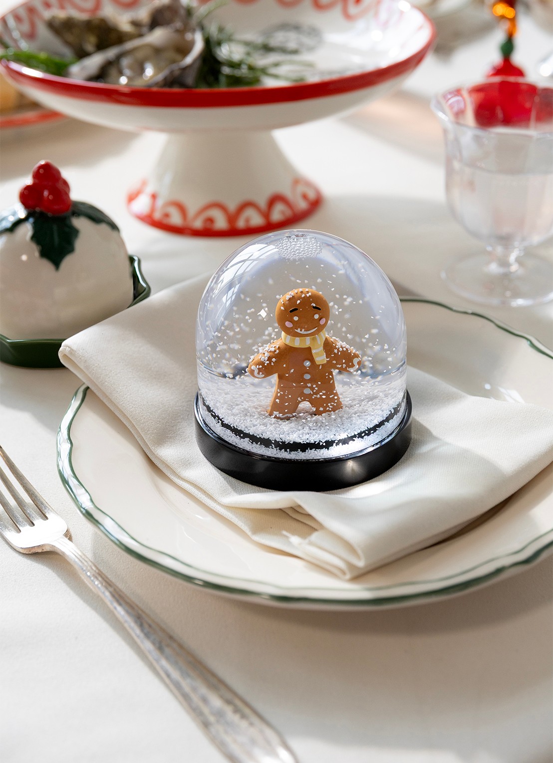 &Klevering Gingerbread sneeuwbol 8 cm - voorkant 2 bruin