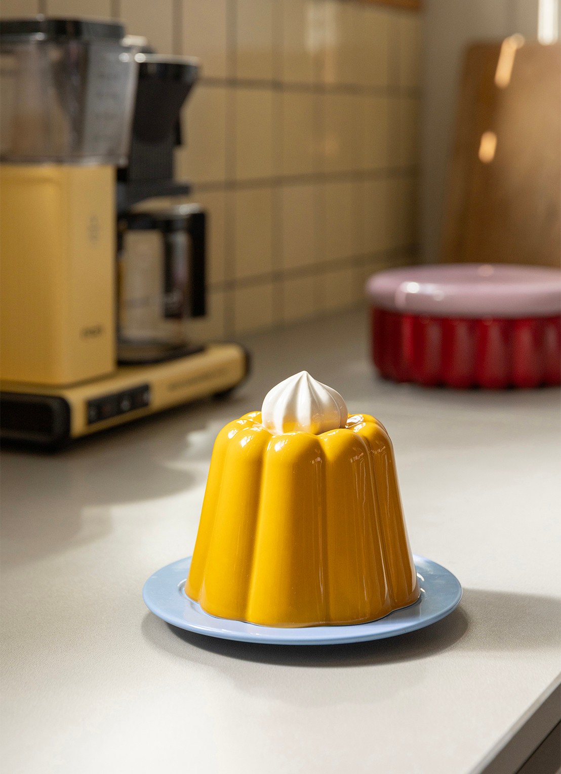 &Klevering Pudding cloche van aardewerk 14 cm  - achterkant geel