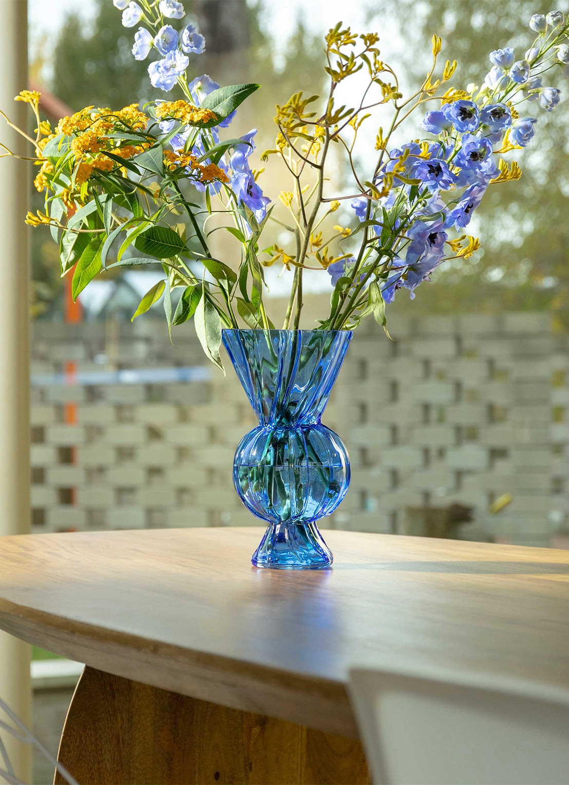 &Klevering Rhombic vaas 28,5 cm - voorkant 2 blauw