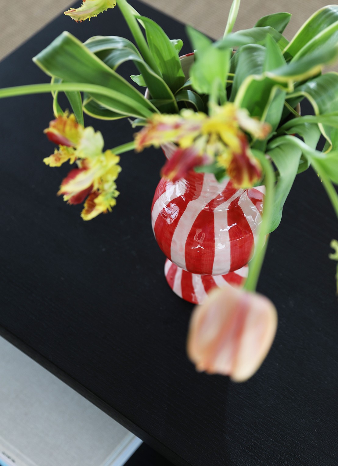 &Klevering Rhombic vaas 29,5 cm - detail rood