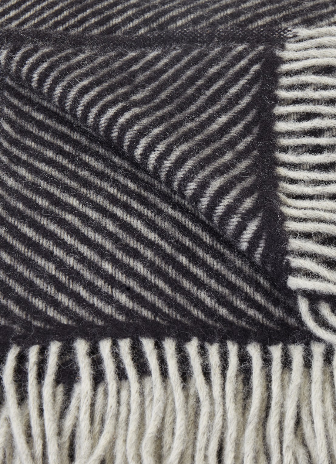 Klippan Carl plaid van wol 200 x 130 cm - detail 3 zwart