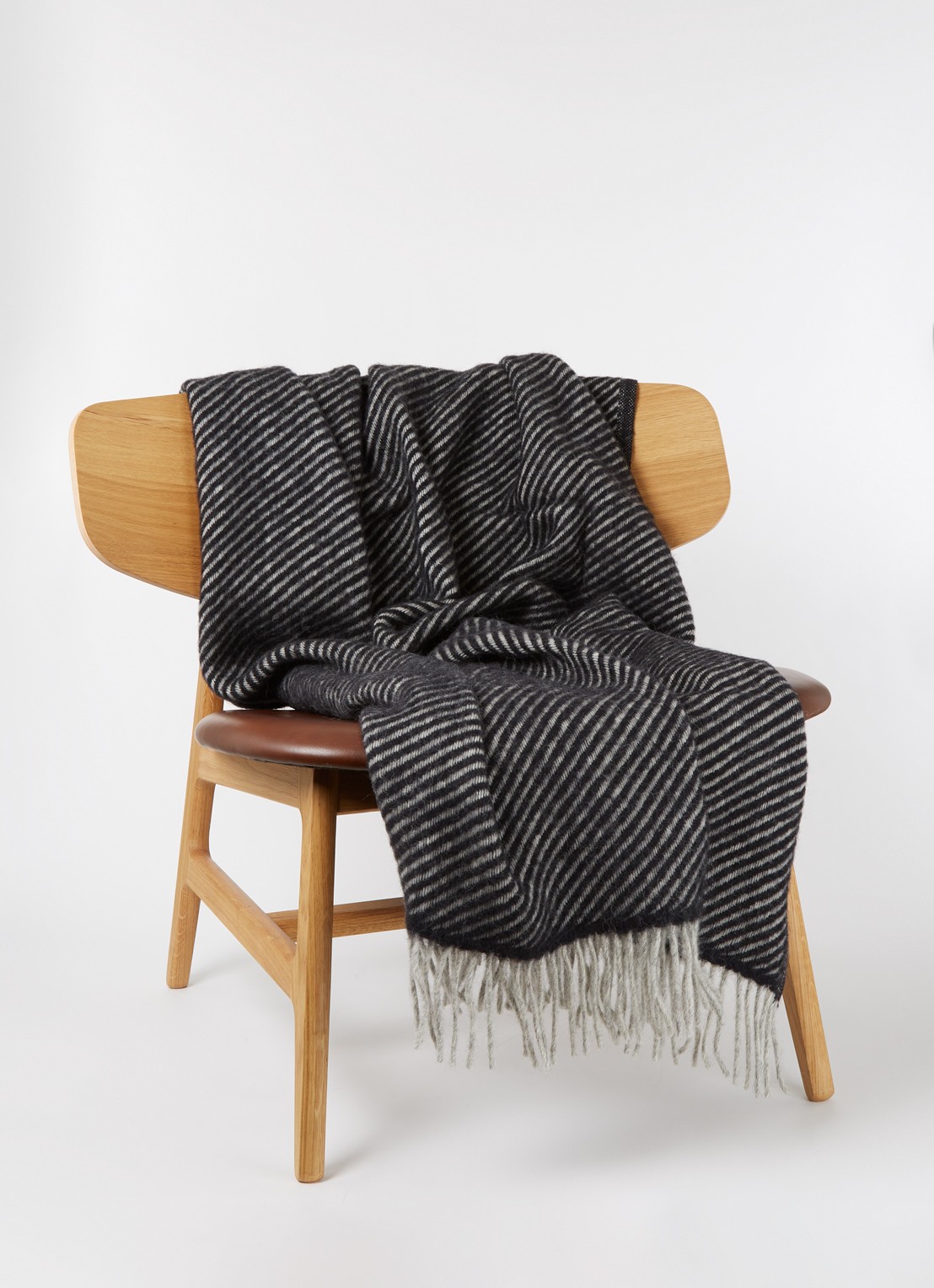 Klippan Carl plaid van wol 200 x 130 cm - voorkant 2 zwart