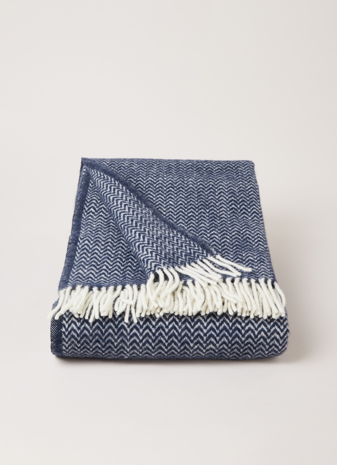 Klippan Chevron plaid van wol 130 x 200 cm - voorkant 3 donkerblauw