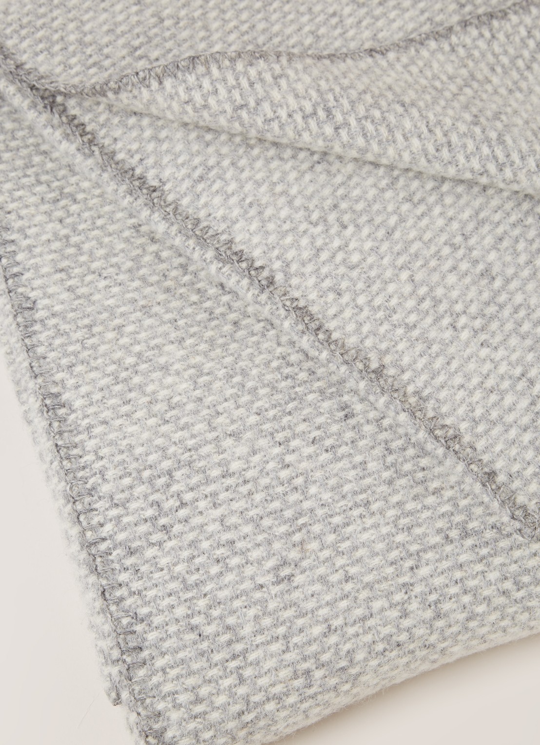 Klippan Domino plaid van lamswol 130 x 180 cm - detail lichtgrijs