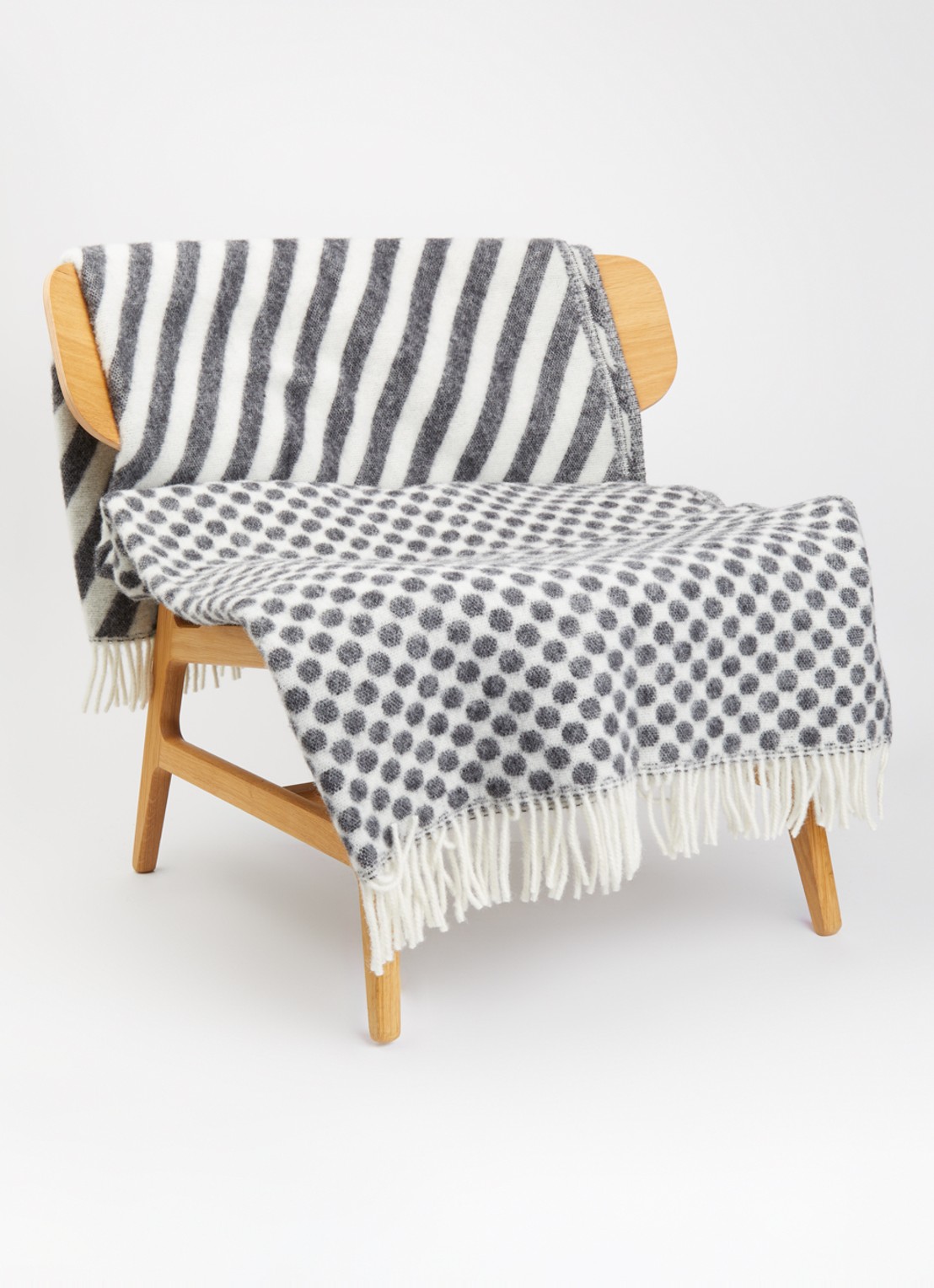 Klippan Dot and Stripe plaid van lamswol 130 x 180 cm - voorkant 3 zwart