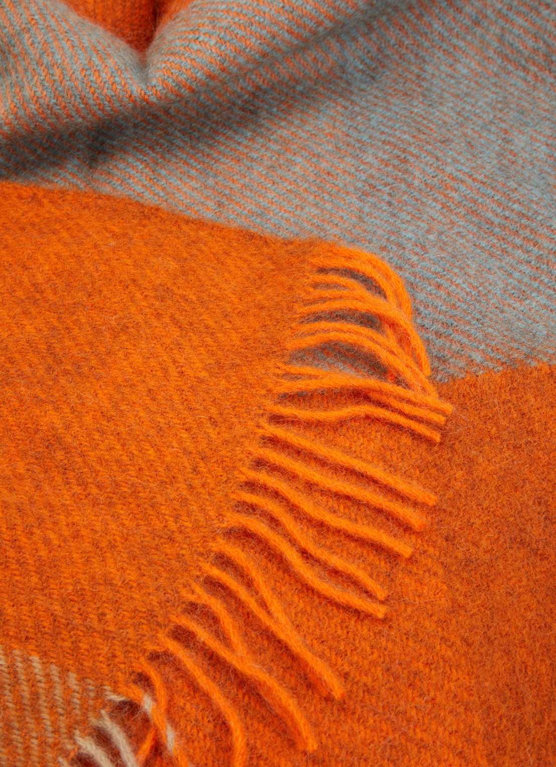 Klippan Gotland Check plaid van wol 130 x 200 cm - detail 3 oranje