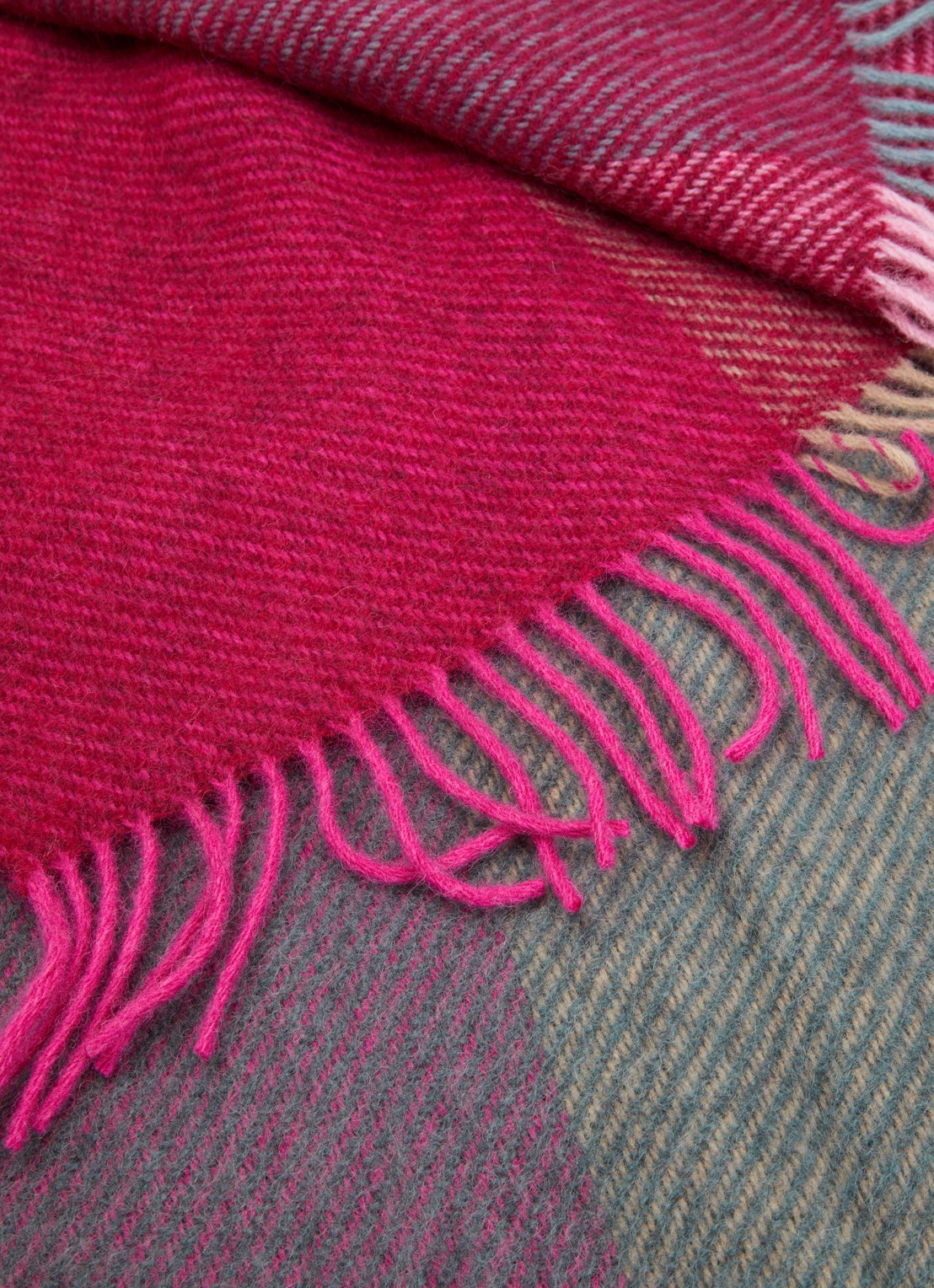 Klippan Gotland Check plaid van wol 130 x 200 cm - detail 3 roze