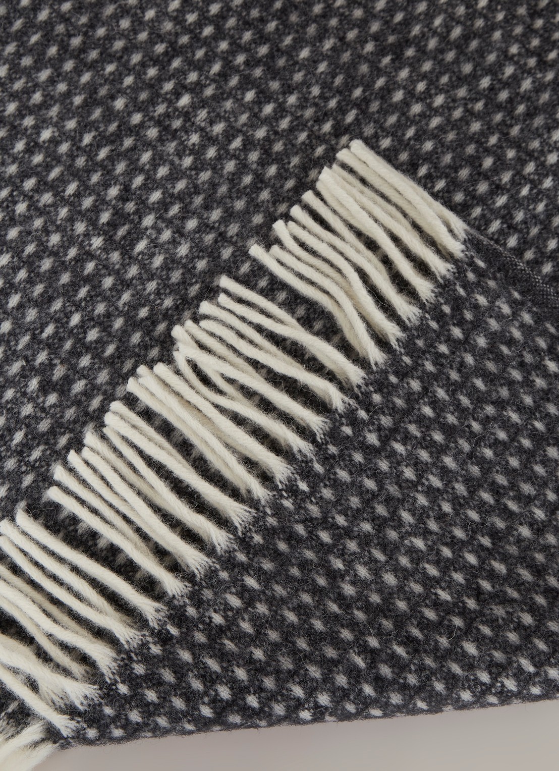 Klippan Knut plaid 130 x 200 cm - detail donkergrijs