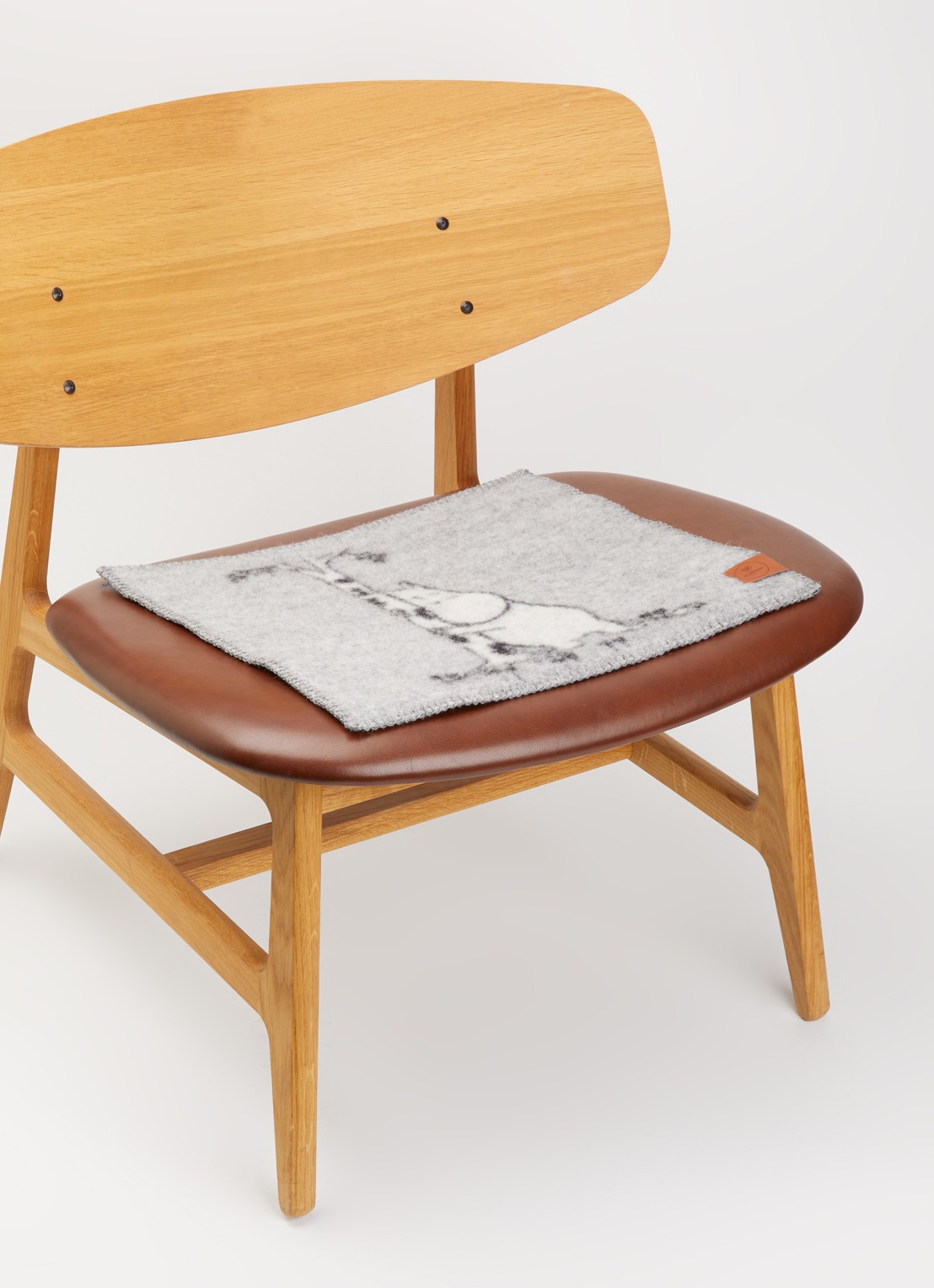 Klippan Moomin Tree Hug seatpad van lamswol 43 x 43 cm - voorkant 2 grijs