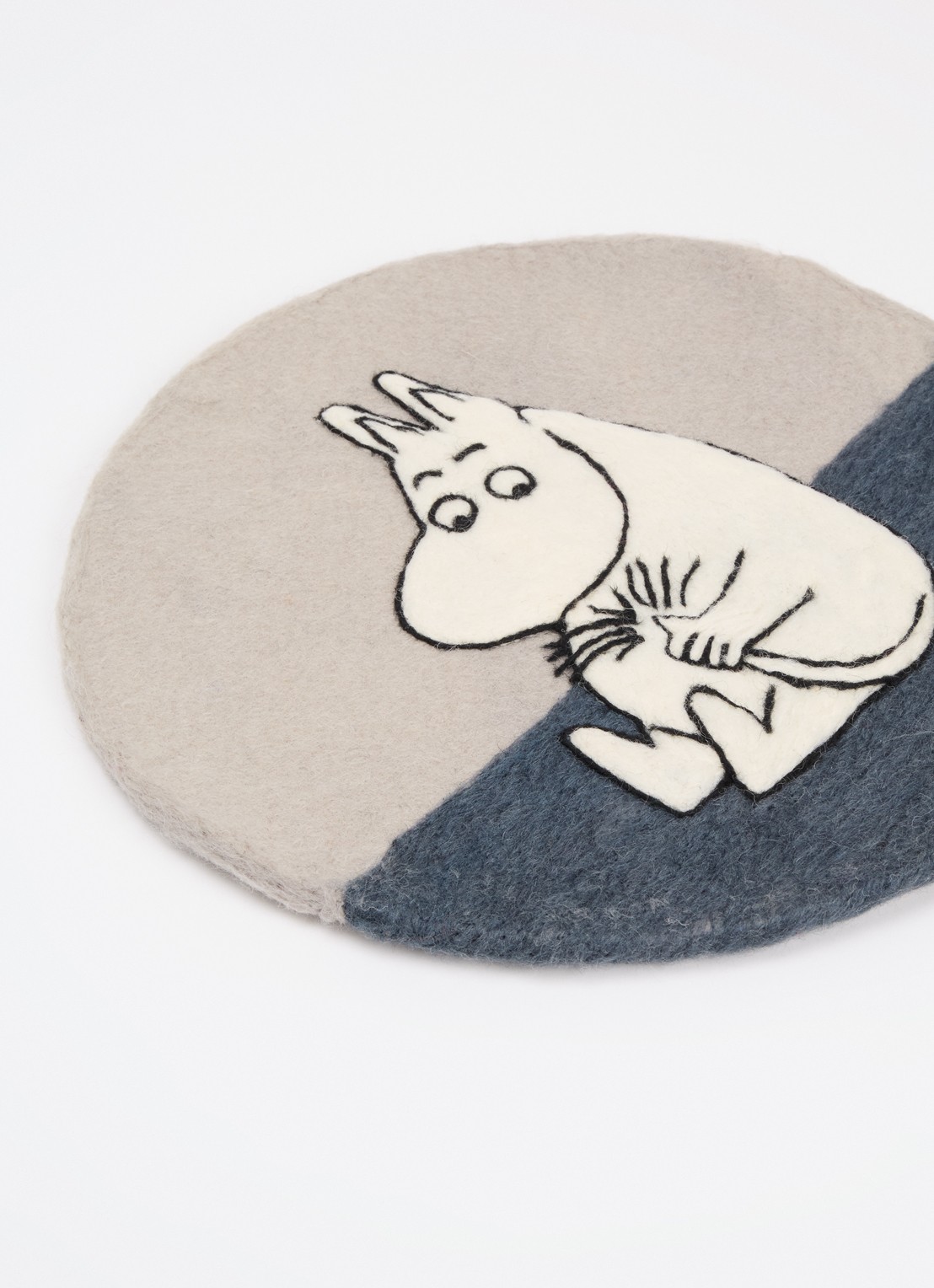 Klippan Moomin zitkussen Ø34 cm - detail 3 grijs