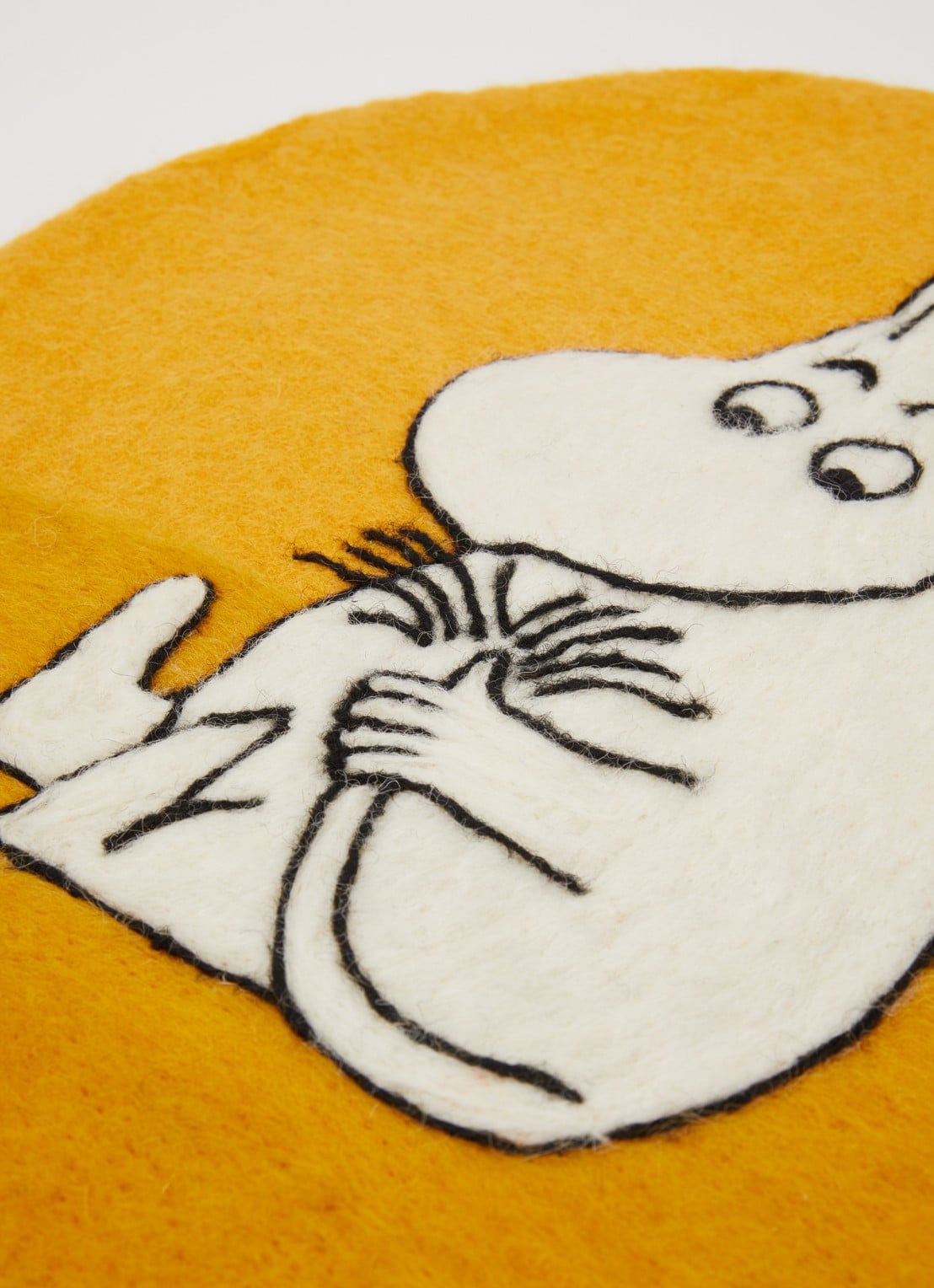 Klippan Moomin zitkussen Ø34 cm - detail mosterd