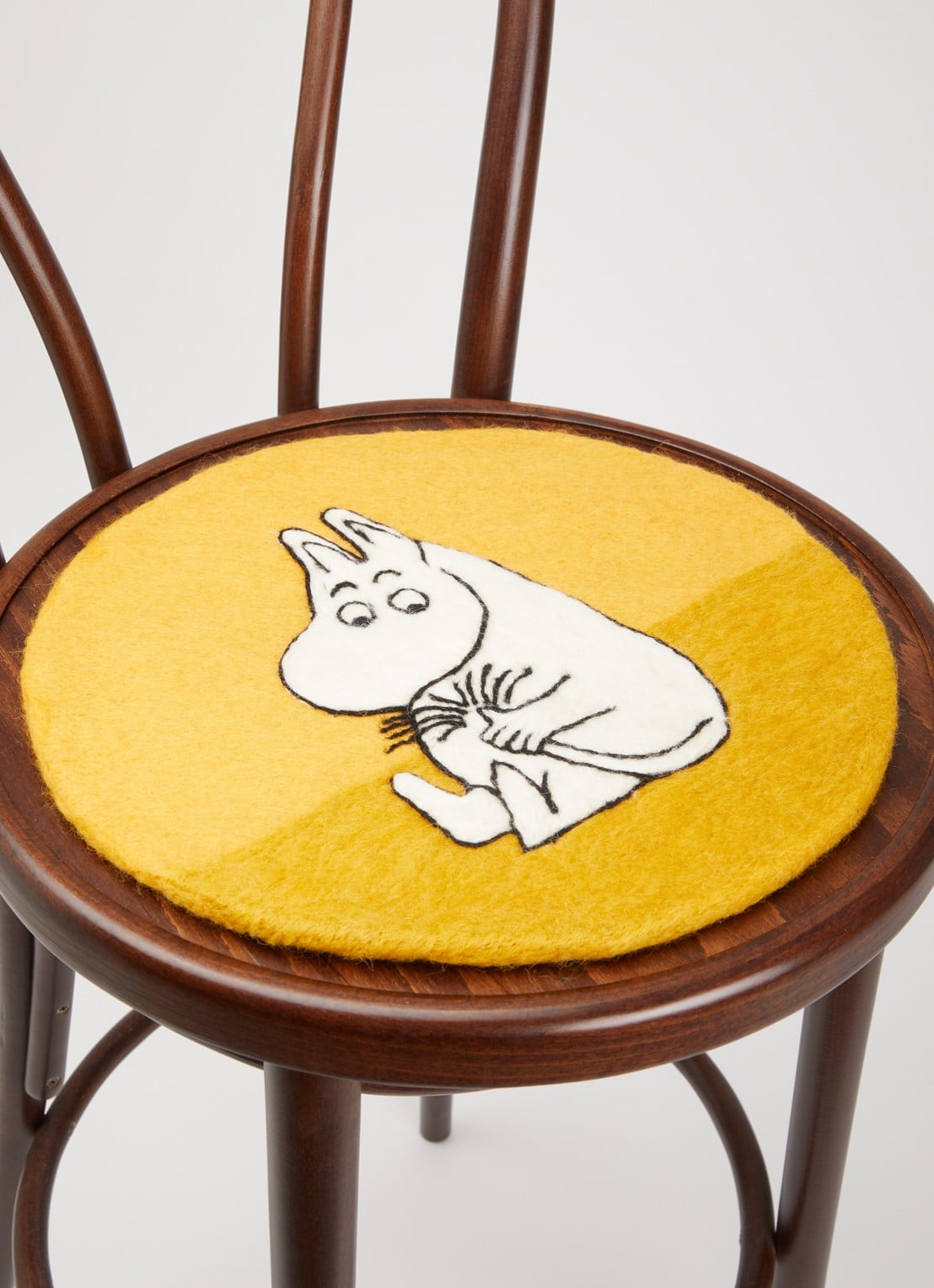 Klippan Moomin zitkussen Ø34 cm - voorkant 3 mosterd