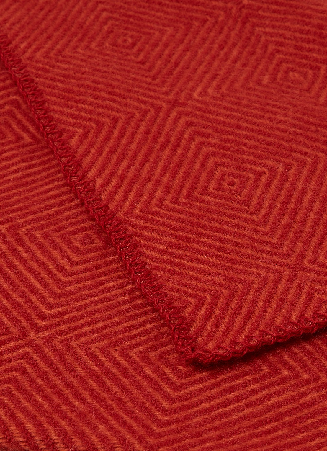 Klippan Nova plaid van lamswol 130 x 180 cm - detail steenrood