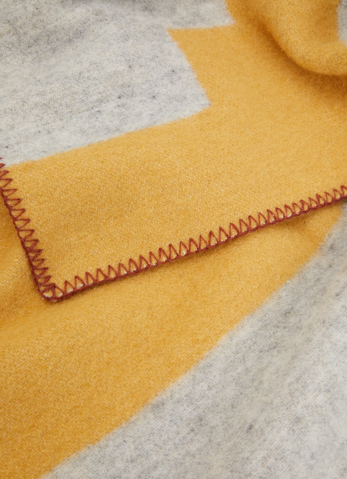Klippan Plan plaid van lamswol 130 x 180 cm - detail mosterd
