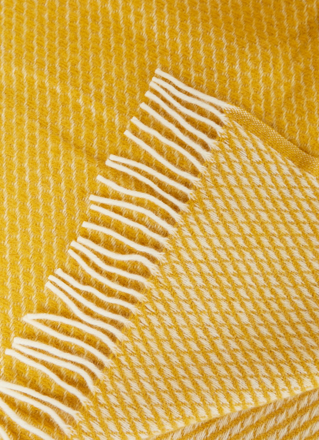 Klippan Velvet plaid 130 x 200 cm - detail okergeel