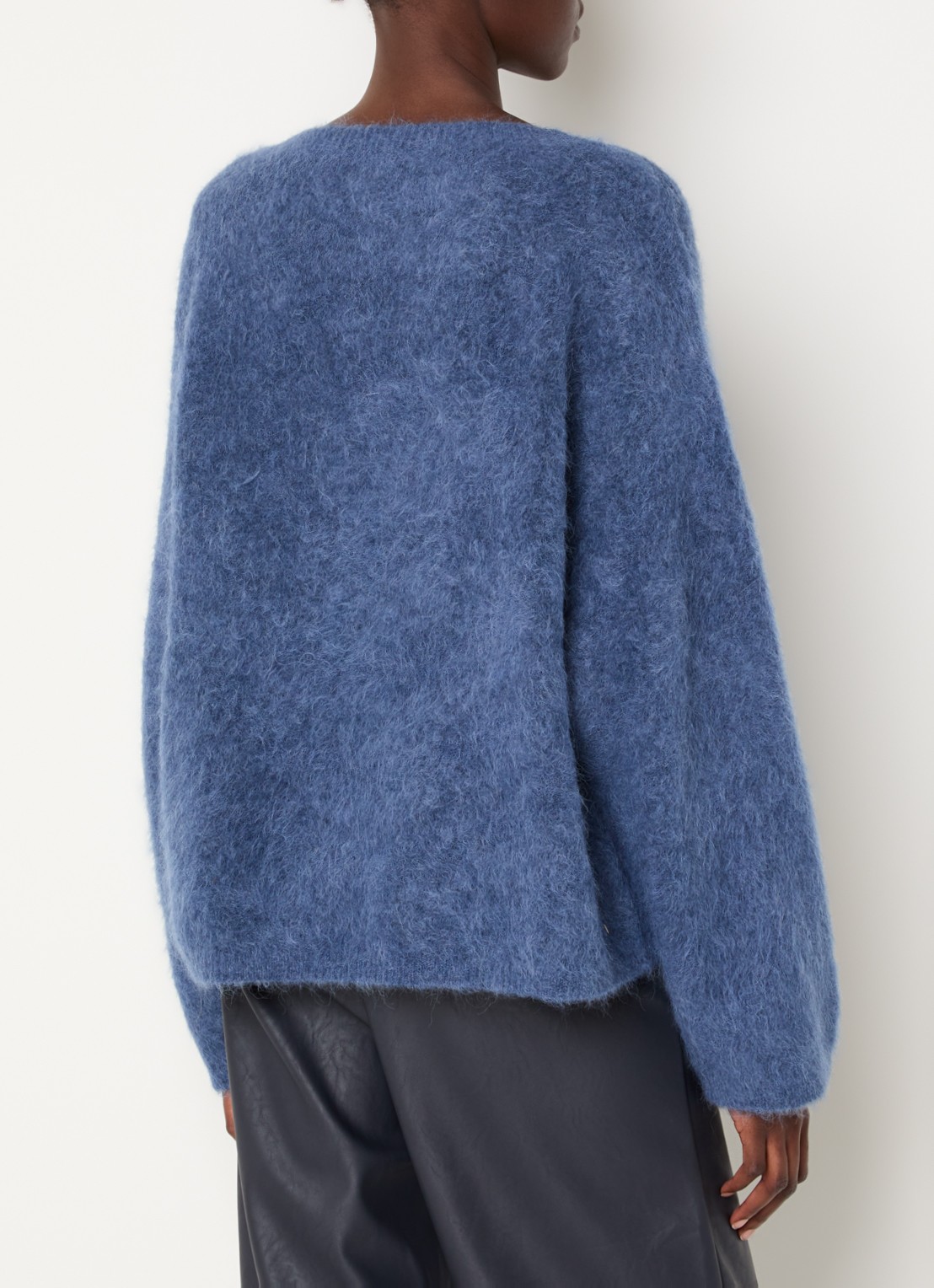 Knit-ted Amalia grofgebreide trui met boothals - achterkant 4 staalblauw