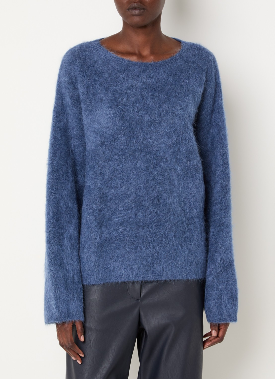 Knit-ted Amalia grofgebreide trui met boothals - detail staalblauw