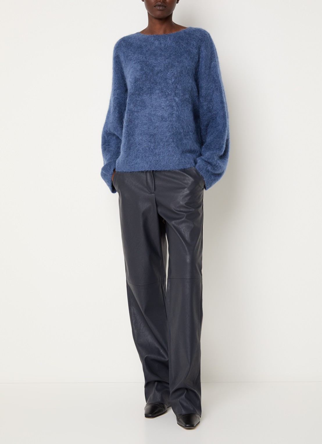 Knit-ted Amalia grofgebreide trui met boothals - voorkant 3 staalblauw