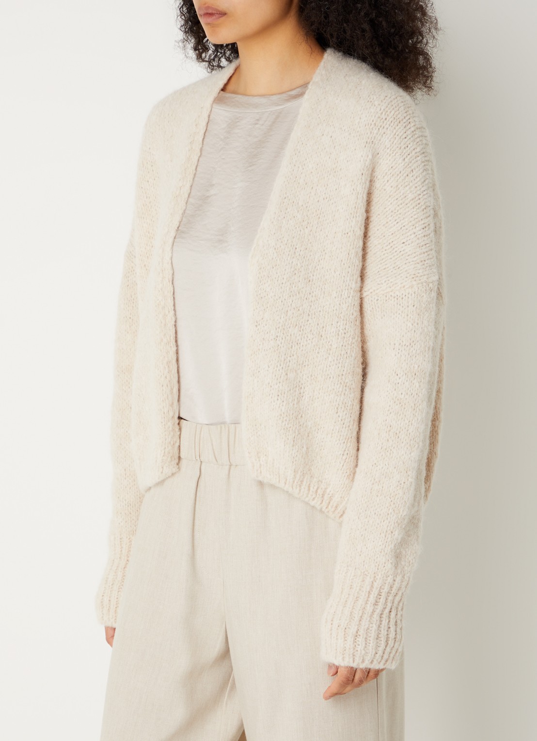 Knit-ted Becky grofgebreid openvallend vest in alpaca wolblend - detail beige