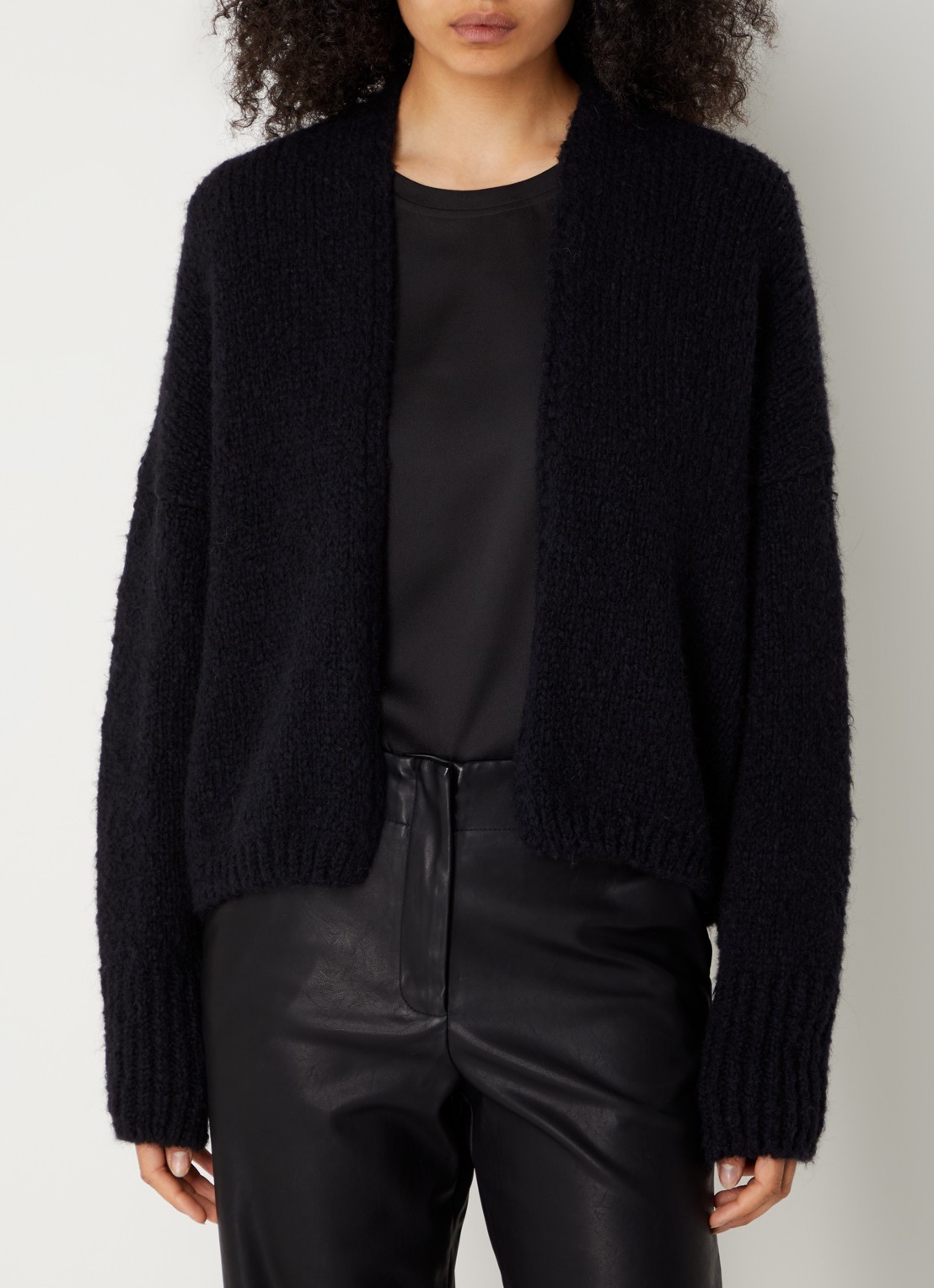 Knit-ted Becky grofgebreid openvallend vest in alpaca wolblend - detail donkerblauw