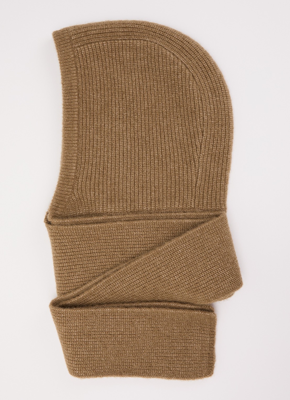 Knit-ted Betsy sjaal met capuchon in merino wolblend - voorkant camel