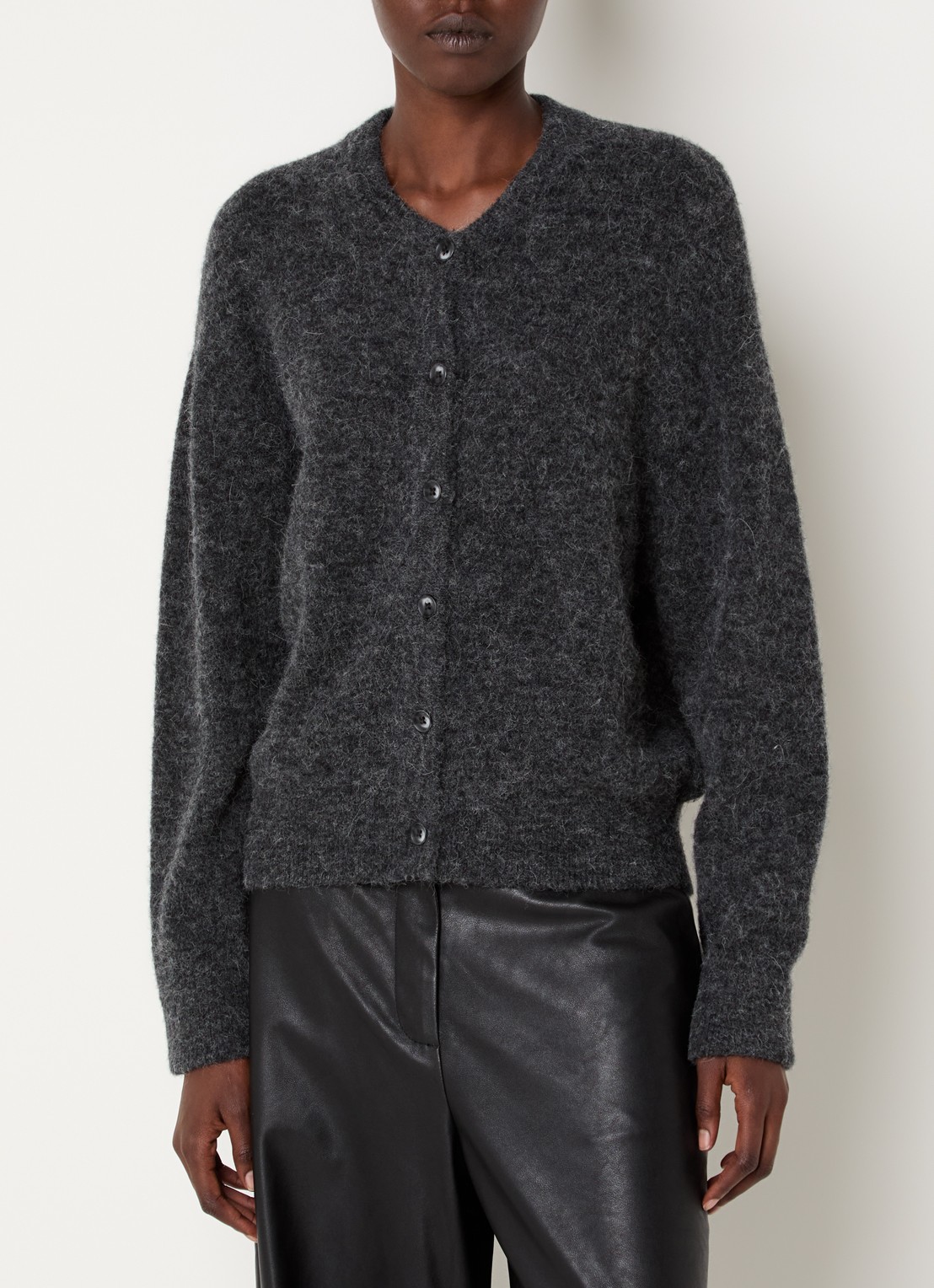 Knit-ted Britney grofgebreid vest met ronde hals - detail antraciet