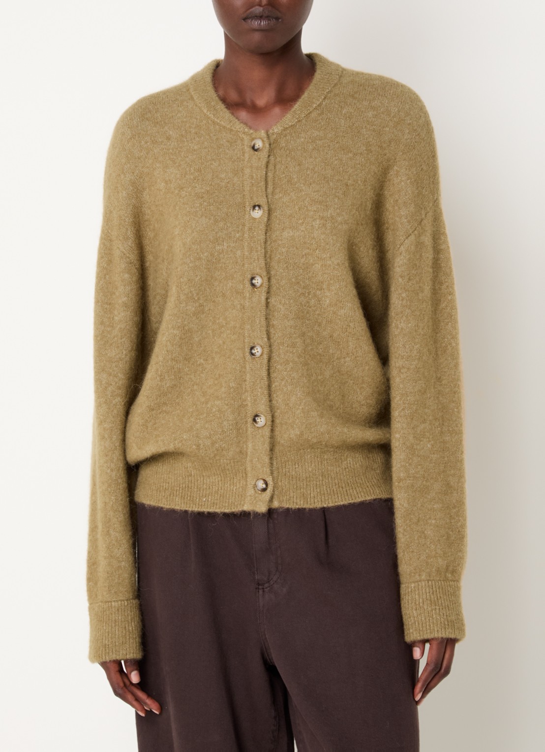 Knit-ted Britney grofgebreid vest met ronde hals - detail camel