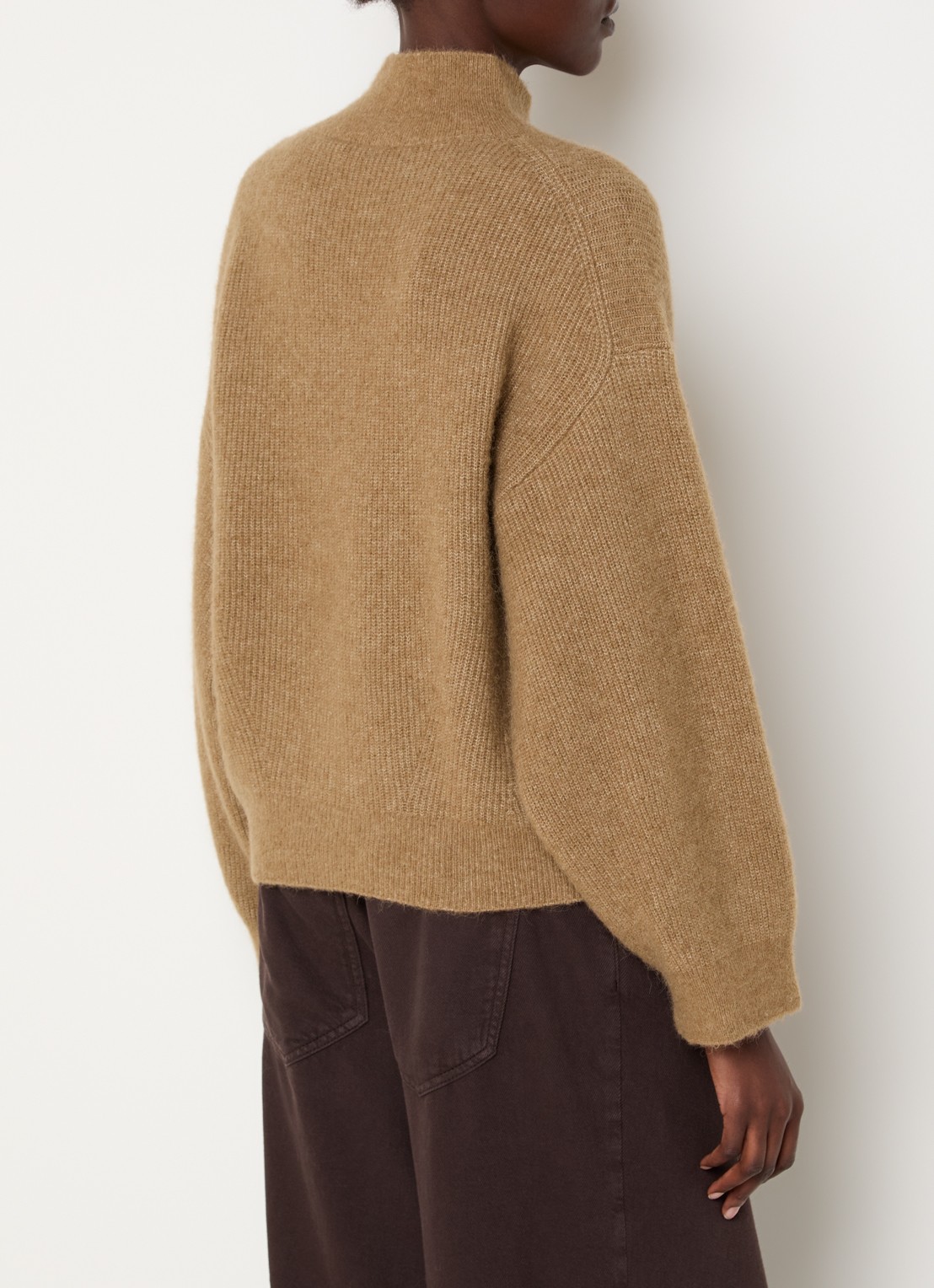 Knit-ted Cechi grofgebreide trui met opstaande kraag - achterkant 2 camel