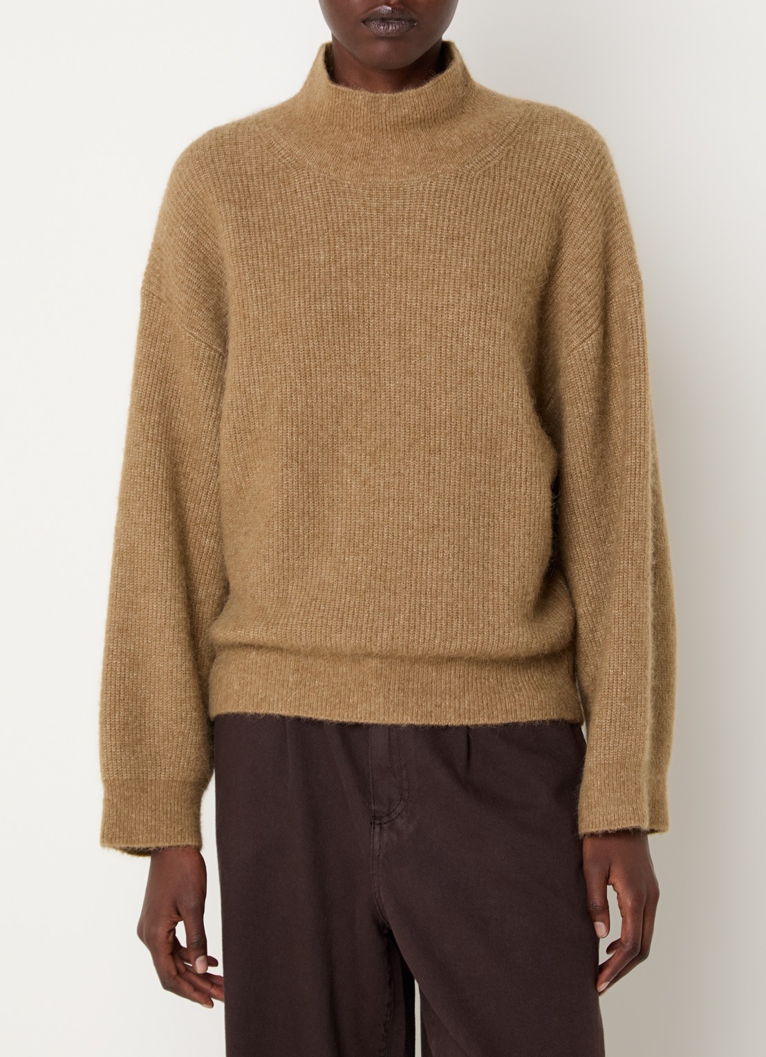 Knit-ted Cechi grofgebreide trui met opstaande kraag - detail camel