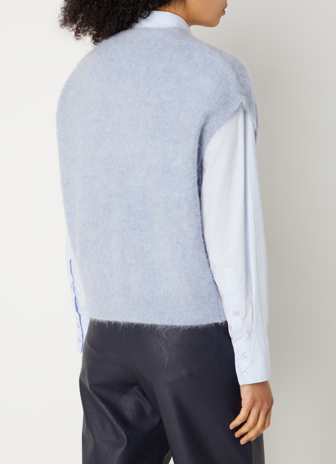 Knit-ted Constanze fijngebreid vest in alpacablend - achterkant lichtblauw