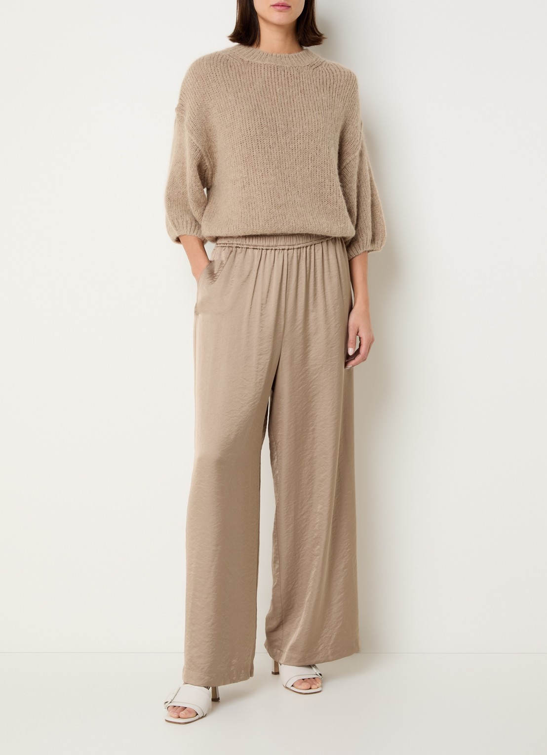 Knit-ted Grofgebreide pullover in alpaca wolblend  - voorkant 2 donkerbeige