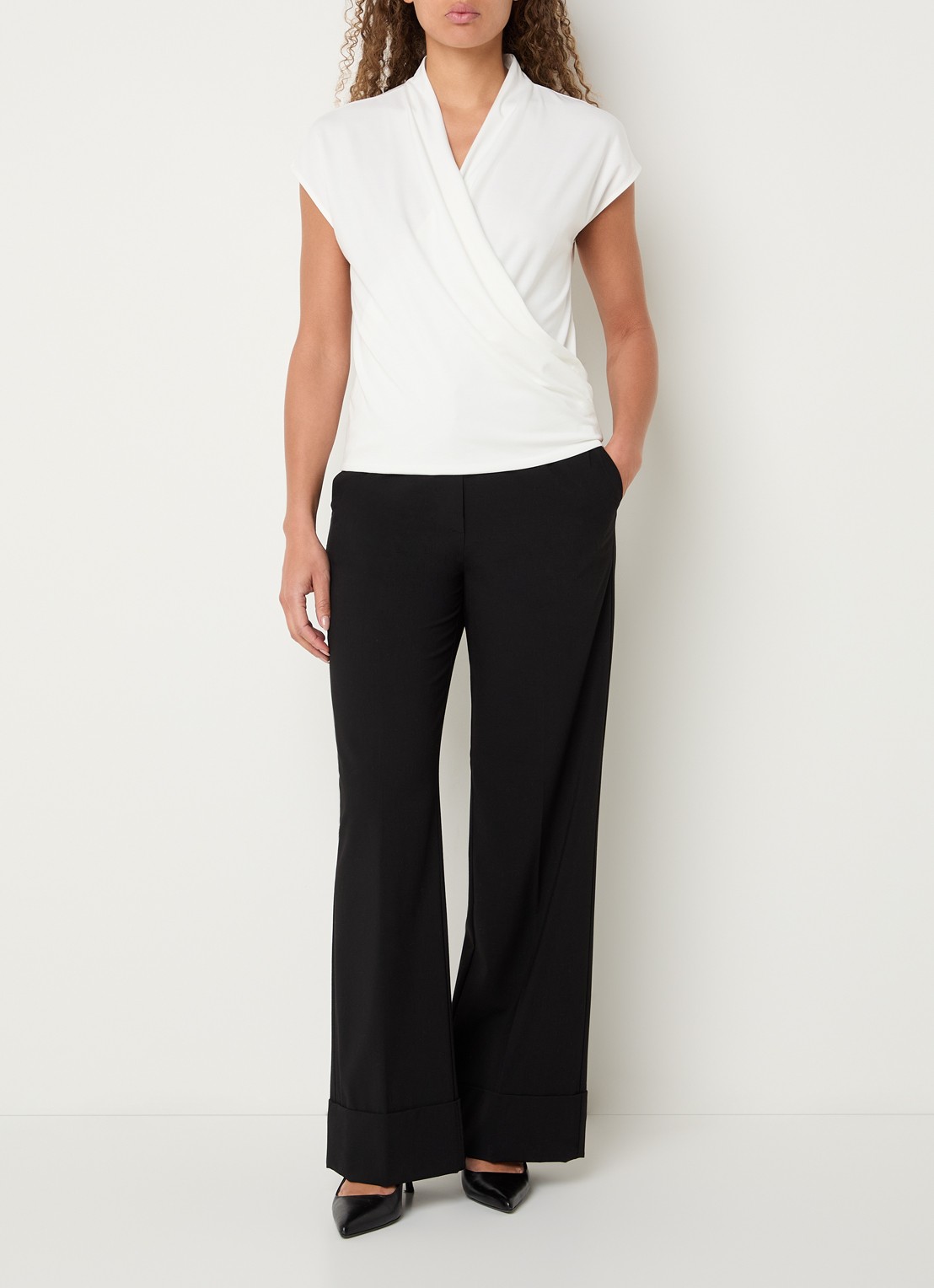 Knit-ted Jet wikkeltop met V-hals  - voorkant 3 gebroken wit