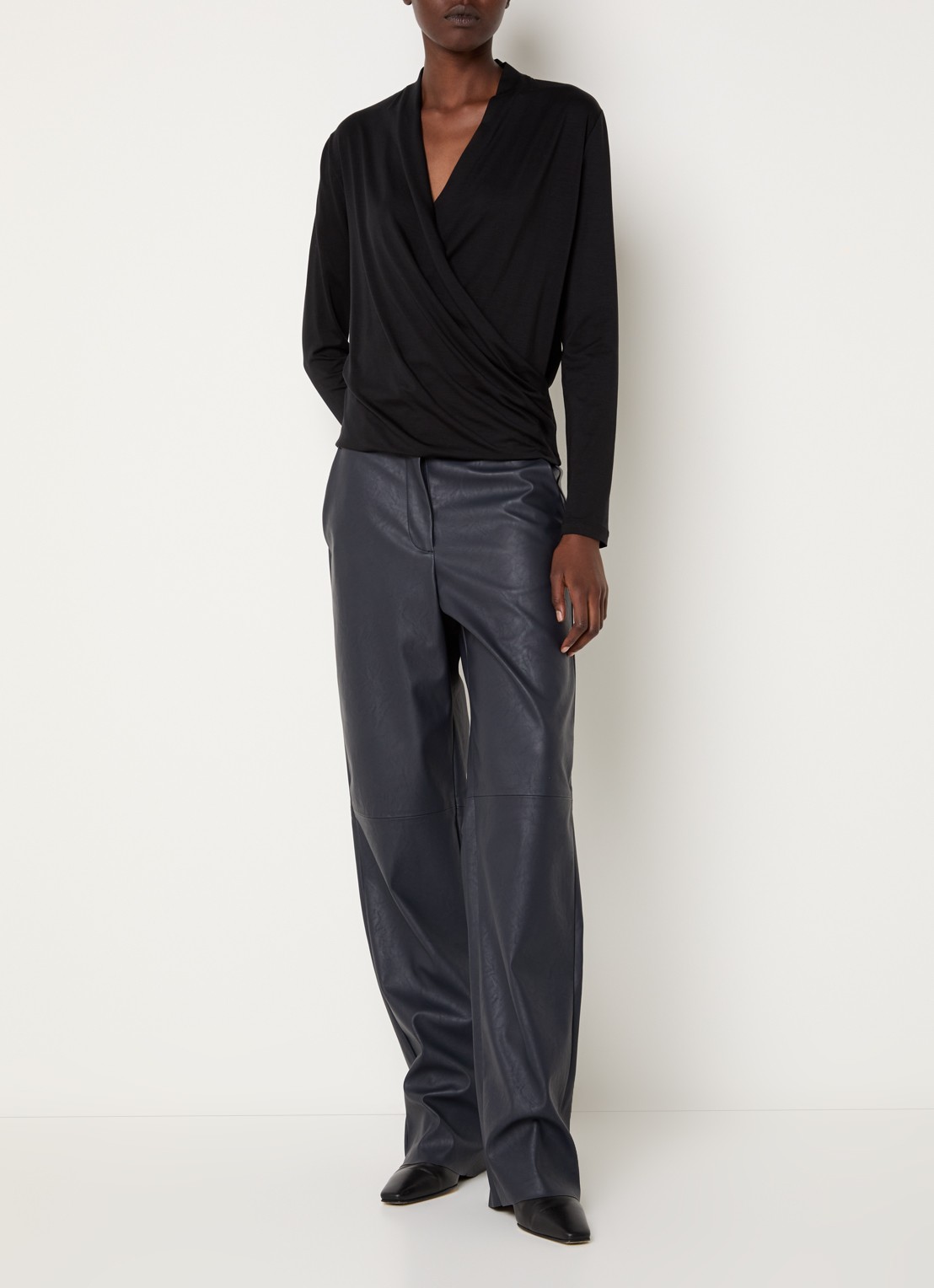 Knit-ted Jetty wikkeltop met V-hals - voorkant 4 zwart