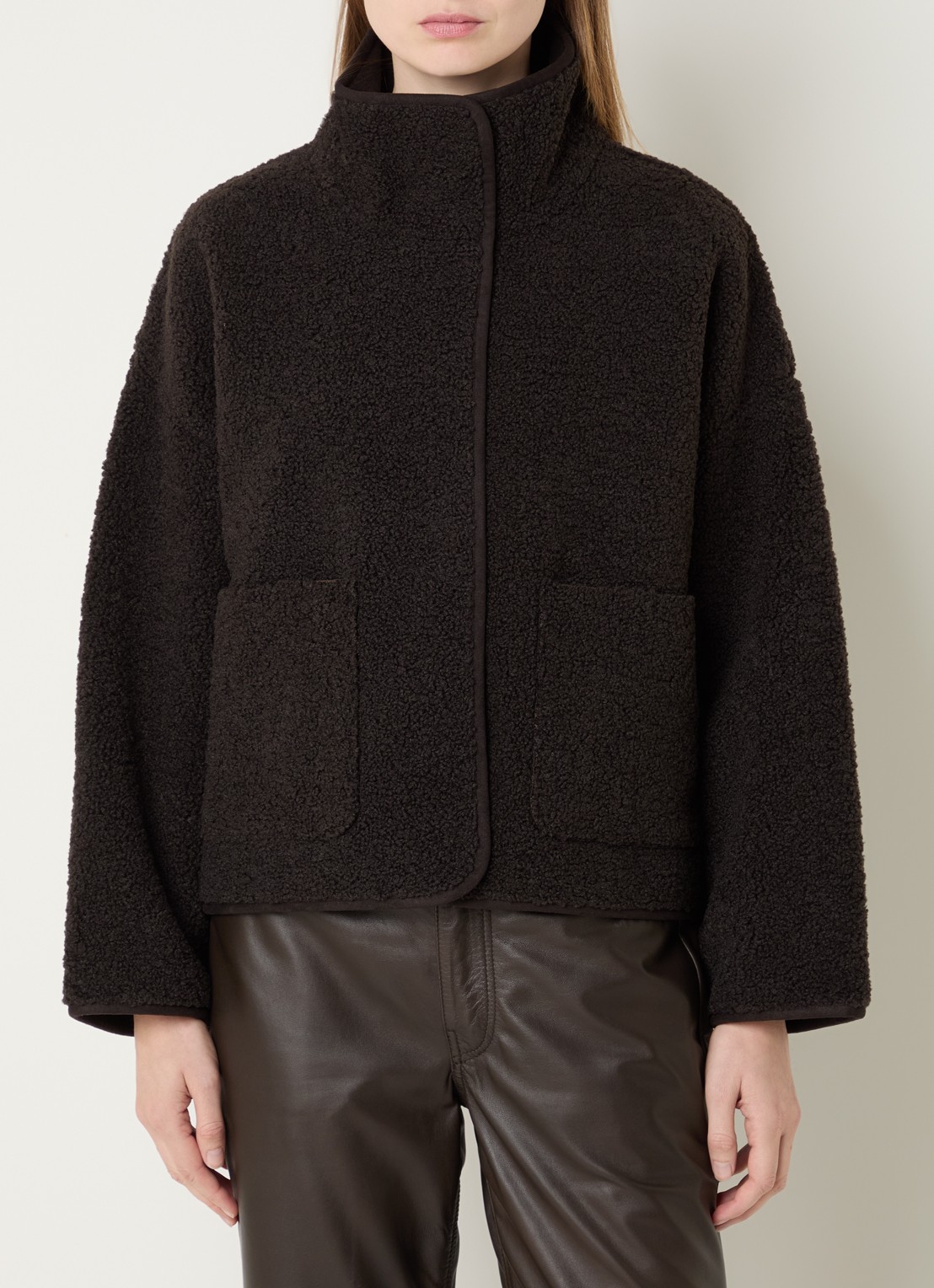 Knit-ted Jill jack van teddy met steekzakken - detail roodbruin