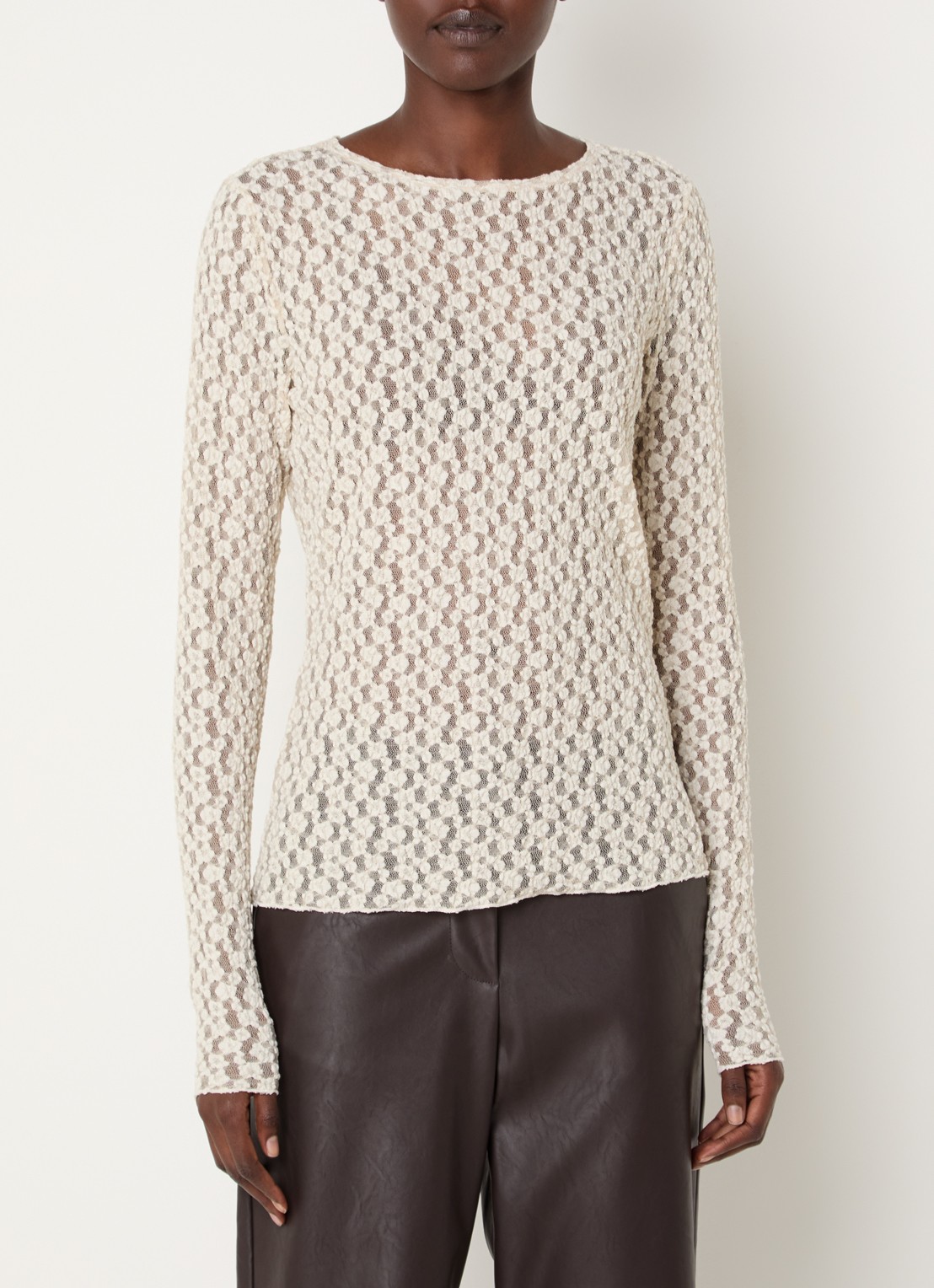 Knit-ted Lacey semi-transparante top met boothals - detail 4 vanillegeel
