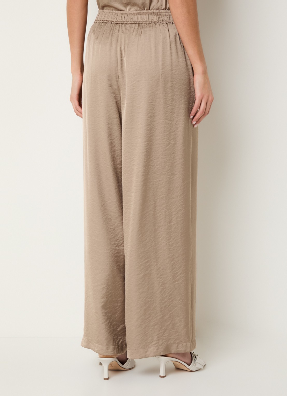 Knit-ted Linde high waist wide fit pantalon van satijn  - achterkant 2 donkerbeige