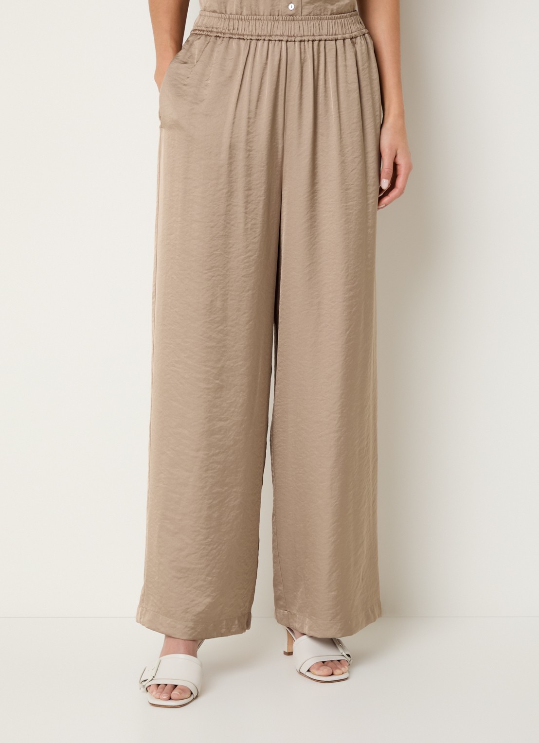 Knit-ted Linde high waist wide fit pantalon van satijn  - detail donkerbeige